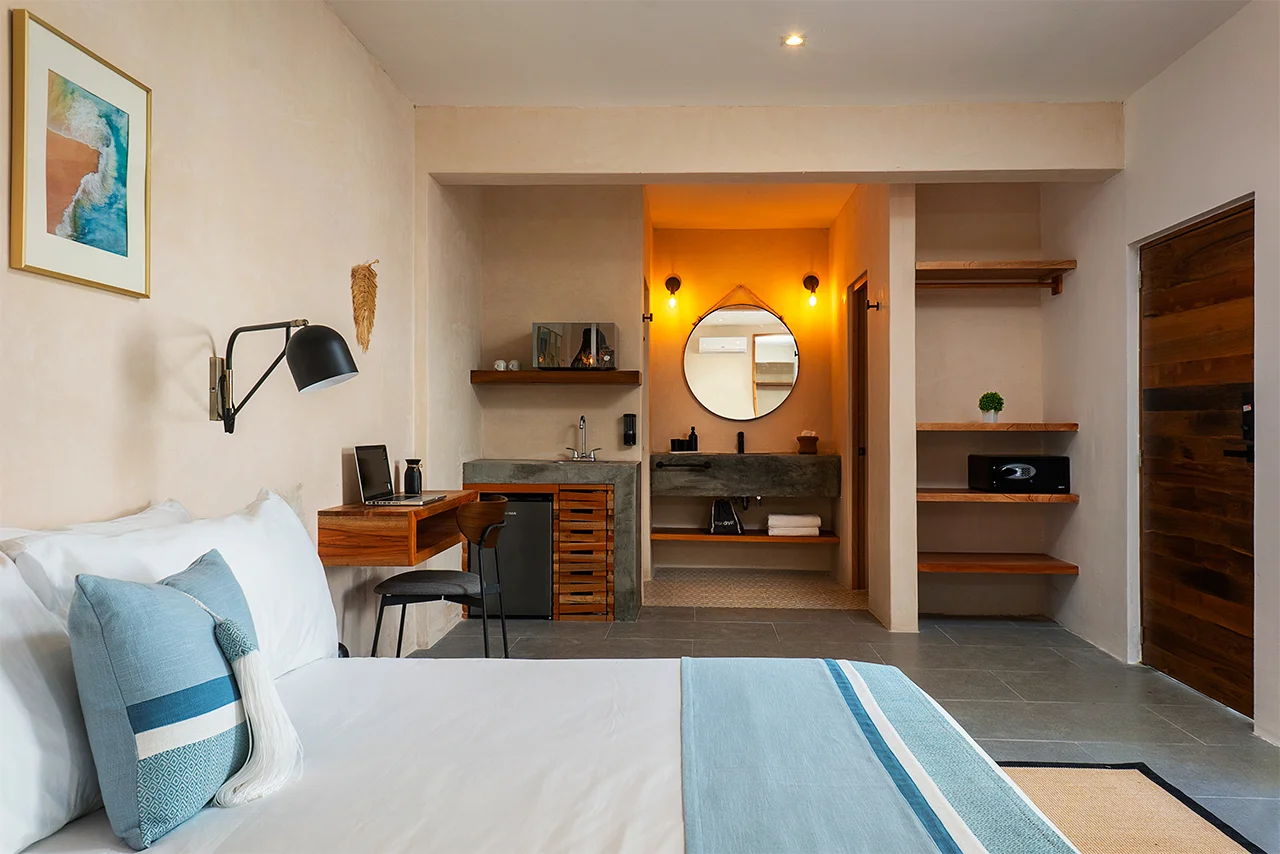 Illacozumel-deluxe-queen-con-terraza-y-cocineta-habitacion-lateral-1280-x-854